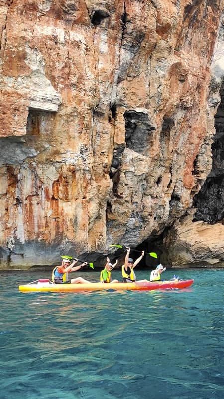 Excursion guidée en kayak et snorkeling à la Cova des Pont à Minorque