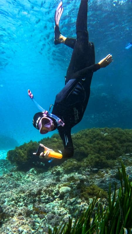 Snorkel con scooter submarino en Nerja: explora los acantilados de Maro
