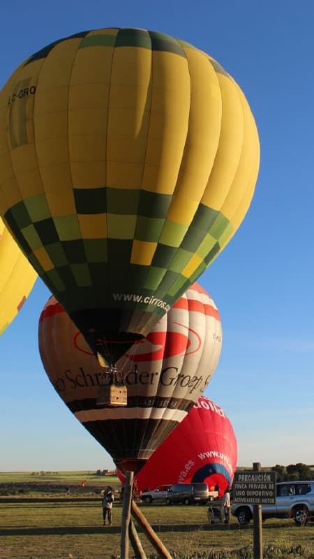 Vuelo en globo con ruta en bus turístico de 6h en Segovia con transfer desde Madrid