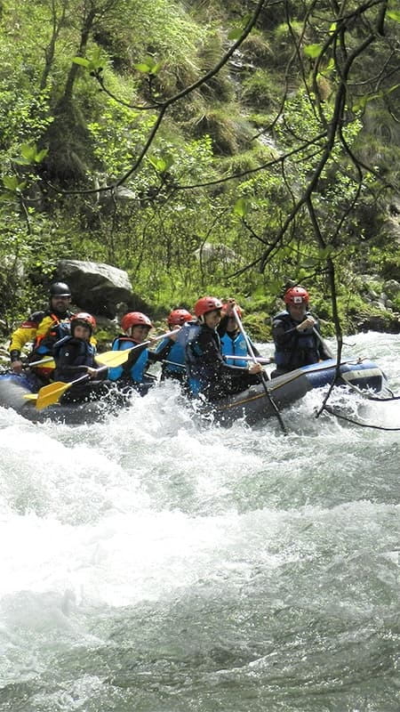 Rafting en Cantabria: Descenso del Río Deva entre aguas bravas