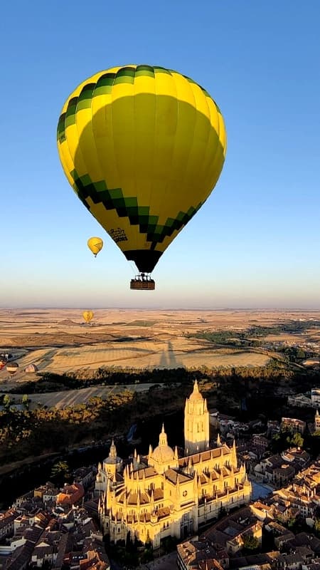 Vol amb globus sobrevolant Segovia de 3h amb transfer des de Madrid