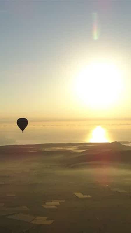 Vol en Globus sobre la Costa Brava: alba sobre el Mediterrani i les Illes Medes