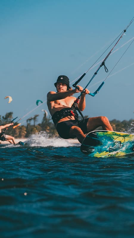 Tarifa: Curs de kitesurf privat de 3, 4 o 5 dies - Nivell iniciació