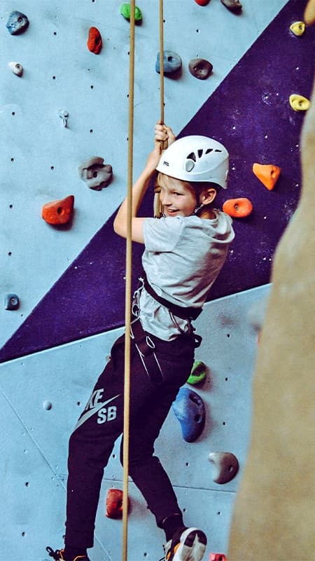Indoor climbing for beginners of 3h in Jaca, Aragonese Pyrenees
