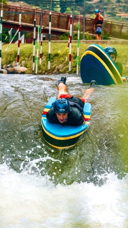 Hidrospeed en La Seu d'Urgell: cuerpo a cuerpo con los rápidos del canal olímpico del Segre