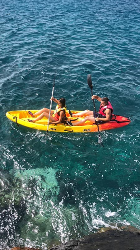 Granada: Excursió guiada amb caiac i snorkel de 2h a les cales de Salobreña 