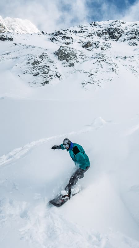 2h Snowboar lessons for beginners in Baqueira Beret: Val d’Aran