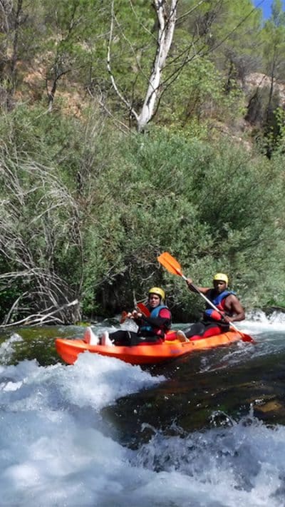 Aguas bravas en Cuenca: descenso guiado en kayak por el río Guadiela