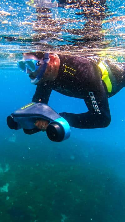 Snorkel con scooter submarino en Nerja: explora los acantilados de Maro